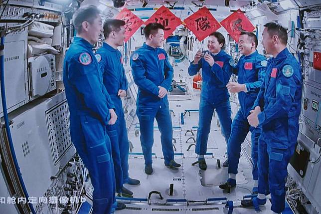 This image captured at Beijing Aerospace Control Center on Oct. 30, 2024 shows the crew of Shenzhou-18 and Shenzhou-19 manned spaceships talking with each other. (Xinhua/Li Jie)