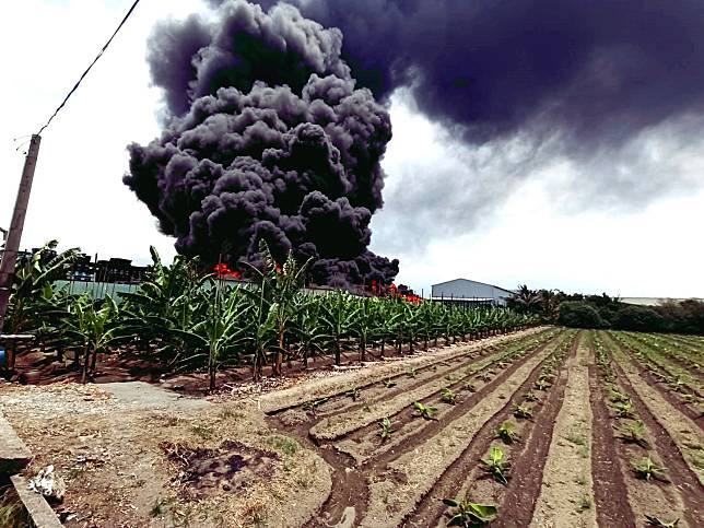 高雄林園區一處空地發生廢棄塑膠棧板火警，冒出大量濃煙。（記者鐘敏綺翻攝）