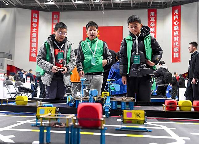 Contestants participate in a competition during the 2024 World Robot Contest Finals in Zhengzhou, central China's Henan Province, Jan. 16, 2024. (Xinhua/Hao Yuan)