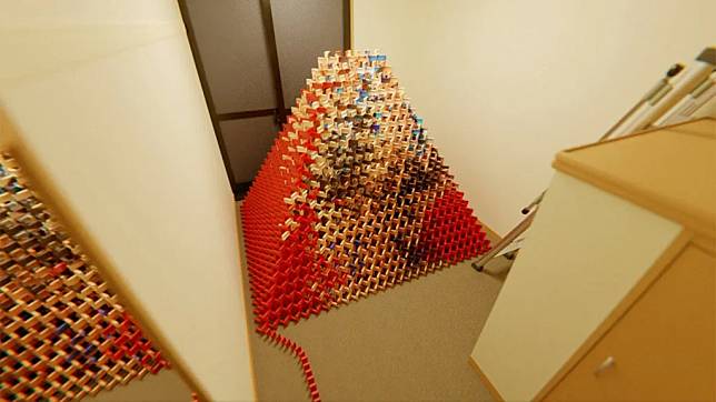 名為藤川的網友曝光的影片中，顯示用逾萬個骨牌堆疊而成的金字塔。（翻攝自@cobalt_kura推特）