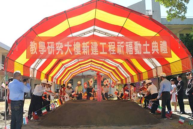 南大新建教學研究大樓三日動土，典禮由校長陳惠萍率領師生與群甡聯合建築師事務所、甲頂營造代表共同參與。（南大提供）