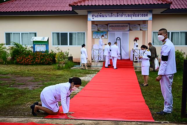 當地官員為「恭迎」泰國國王，竟清空現場鋪起紅地毯。（AFP）