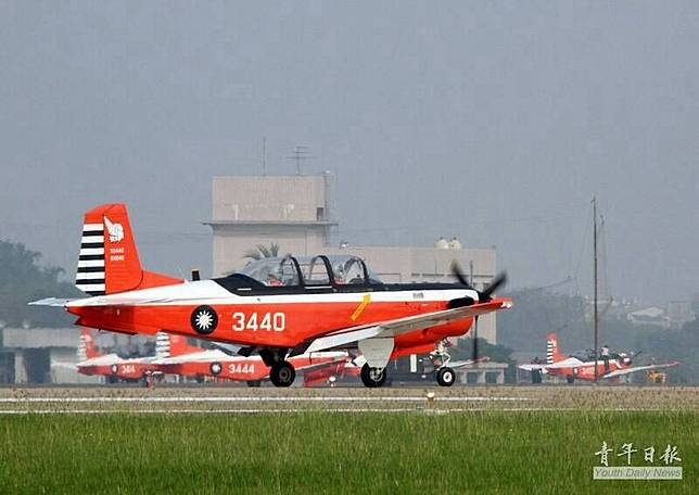 空軍T-34墜機釀兩名中校殉職，檢察官緊急入營勘驗現場狀況。翻攝畫面