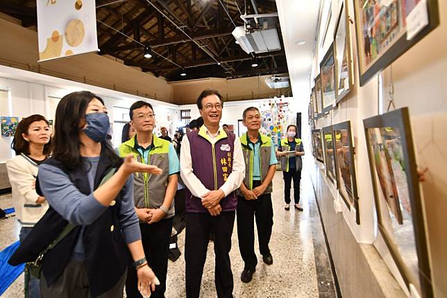 美術班老師向彰化縣副縣長林田富及來賓介紹聯展學生創意作品及才華。（記者曾厚銘攝）