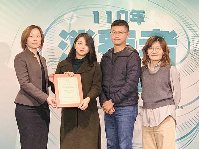 110年度消費者權益報導獎18日頒獎，中央社記者江明晏（左2）、吳家豪（右2）、蔡芃敏、張良知以 「疫情下的飲食變革：餐飲轉生術與消費者權益」獲 得平面及網路（文字）類專題報導獎佳作。 中央社記者張良知攝 110年11月18日  
