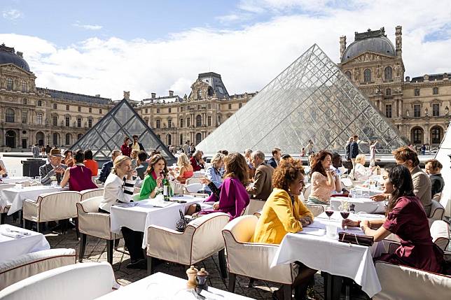《艾蜜莉在巴黎》出現的餐廳，都是巴黎熱門的打卡點，而且你永遠訂不到位。（Netflix提供）
