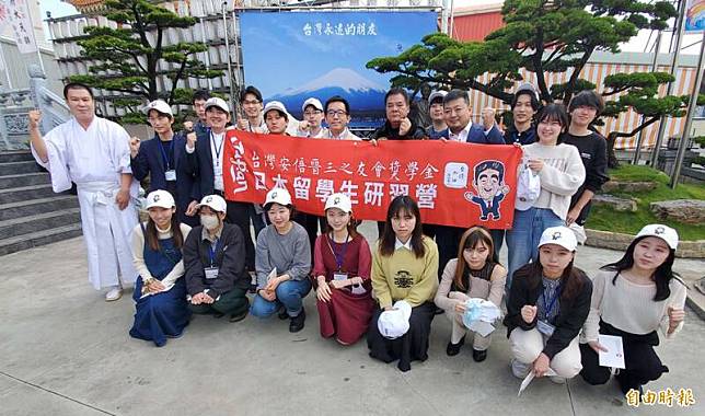 21名日本學生來台向安倍銅像獻花致敬。(記者陳文嬋攝)