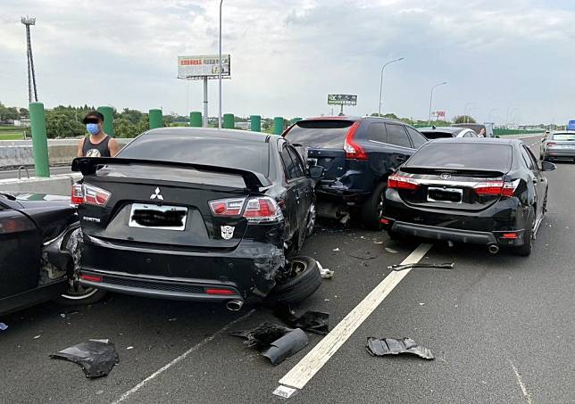 國道一號北上雲林西螺交流道附近五日下午發生八輛自小客車追撞事故，造成六人受傷送醫，包含一名懷孕四個月的孕婦，所幸均輕傷。（民眾提供／中央社）