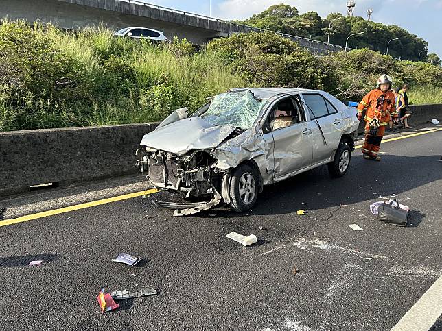 黃女車輛於碰撞後翻滾，黃女隨即遭拋出車外，摔落中線車道，遭後方車輛輾斃。圖：讀者提供