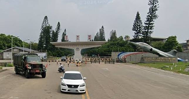 清泉崗基地一名胡姓女士官長遭IDF發動機吸入，送醫不治。（翻攝google maps）