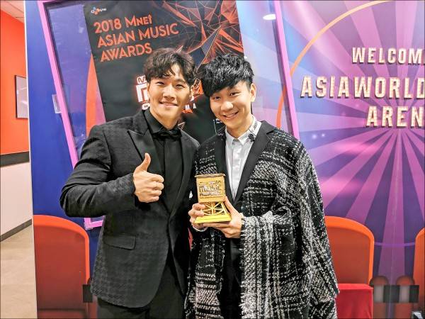林俊傑(右)獲頒最佳亞洲藝人獎，由好友金鍾國頒獎，兩人開心合影。(JFJ Productions提供)