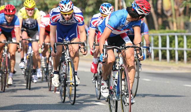 Wong Kam-po looks over his shoulder at his rivals in the 2006 Tour of South China Sea 