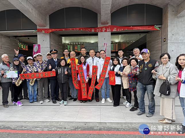 有溫度的手寫春聯大排長龍　溫暖家鄉彰化「車站」。圖／記者鄧富珍攝