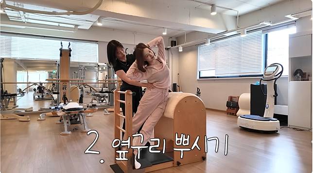 文彩元很重視腰部線條，在梯桶上加強練側腰。@Moonchaewon3