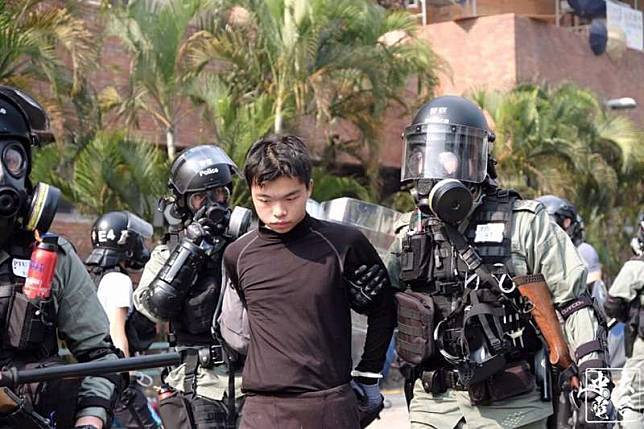 18日在香港理工大學被逮捕的「反送中」勇武派。（中大校園電台）