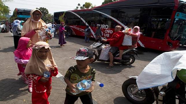 ลดขยะ อินโดนีเซีย ผุดไอเดีย ขวดพลาสติกเปล่าแลกตั๋วรถเมล์โดยสารที่สุราบายา 