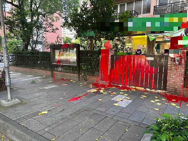 林口區某幼兒園爆出不當管教事件，該幼兒園21日一早被人潑漆、砸雞蛋、撒冥紙。（記者蔡琇惠翻攝）