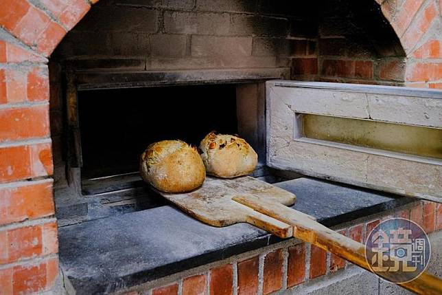 使用自造窯的窯烤麵包，非常香。