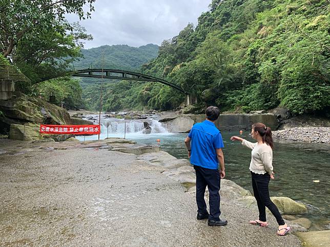 新北市三峽大豹溪流域防戲水意外再升級。今年6家業者再加入監視器及廣播系統，若民眾越過上下游警示線即可遠端廣播制止，也在下游設攔網防止意外。記者魏翊庭／攝影