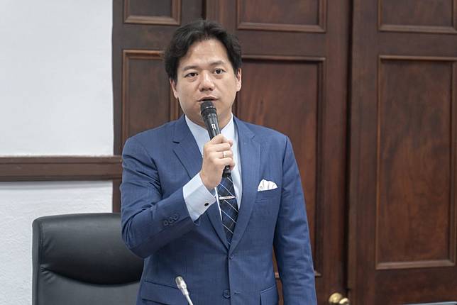 竹市府預算遭中央刪減九點八億元，代理市長邱臣遠二十三日表示，市府財政調度、市民權益不減。(記者曾芳蘭攝)