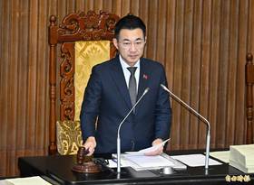 立法院23日院會23日三讀通過『人工智慧基本法草案』，主持議事的副院長江啟臣敲下議事槌。(記者廖振輝攝)