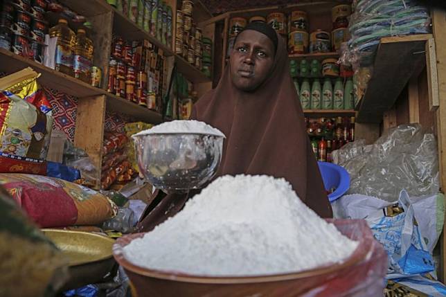 2022年5月26日，一名小販在東非國家索馬利亞首都摩加迪休（Mogadishu）販售麵粉。（AP）