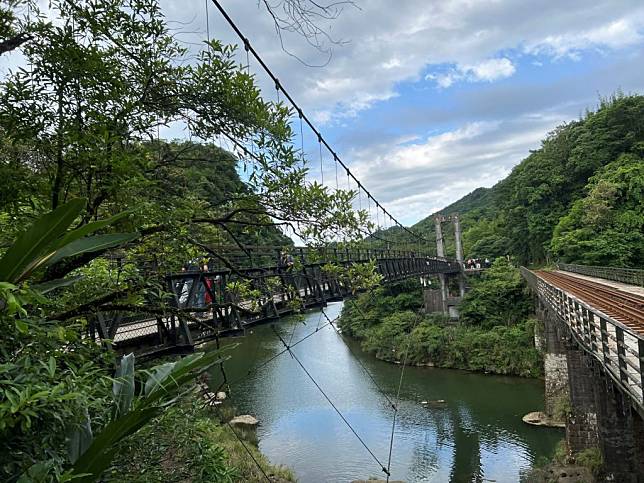 龍安社區推出季節限定的小旅行路線，可至台灣尼加拉瀑布十分瀑布體驗大自然。（新北市農業局提供）