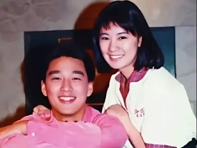 ▲16歲的賈靜雯在90年代合體王耀慶（左），高顏值凍齡30年不變。（圖／翻攝微博）