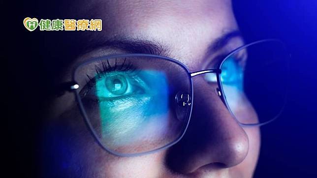藍光主要來源為太陽，但電腦、電視、智能手機等螢幕也會發出藍光。研究人員表示，防藍光眼鏡只能過濾來自螢幕設備10－25%的藍光，而這些藍光量只是人們從自然光中吸收藍光的千分之一。