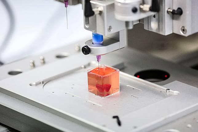 3D列印技術在醫療領域的應用出現突破性發展。圖攝於2019年4月，以色列特拉維夫大學（University of Tel Aviv）宣布成功用人類組織印出人工的心臟。 歐新社 / 達志影像