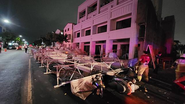 台南永康工地鷹架倒塌，路過機車遭波及 1人受傷，5歲女童驚嚇不已。（圖：消防局提供）