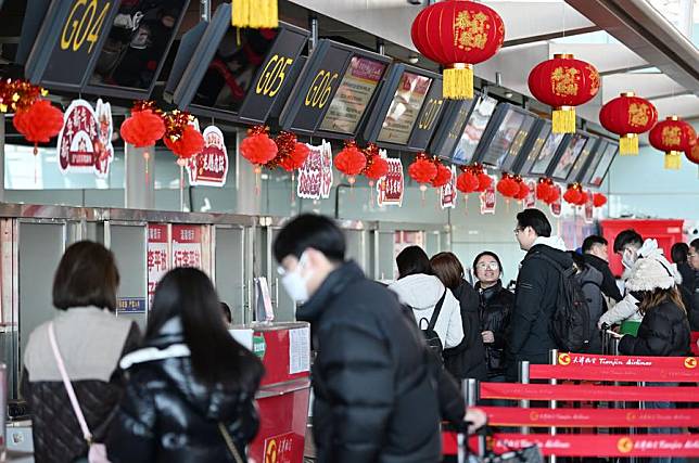 Passengers check in at Tianjin Binhai International Airport in north China's Tianjin, Jan. 26, 2024. (Xinhua/Li Ran)