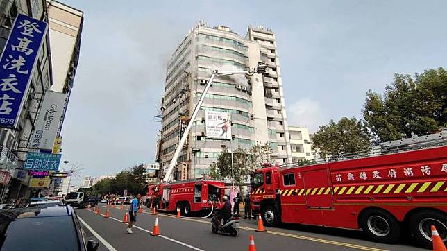 苗栗市為公路一棟商業大廈16日發生火警，火舌挾帶 濃煙從8樓竄出，所幸消防隊迅速撲滅火勢，無人傷 亡。中央社記者管瑞平攝 110年10月16日  
