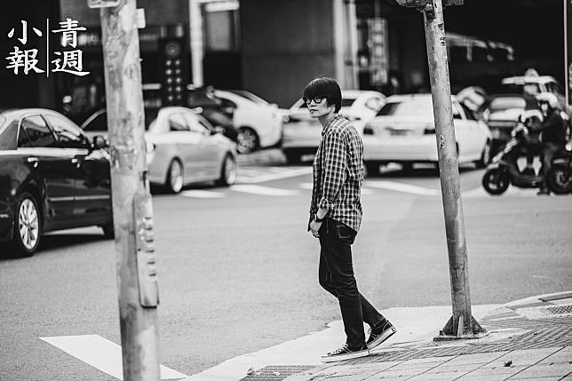 台灣後搖滾傳奇樂團甜梅號吉他手黃建勳以「昆蟲白」名義發行個人專輯，分別為2011年的《自然人》與今（2022）年的《瞬間》。（攝影／才晟耀）