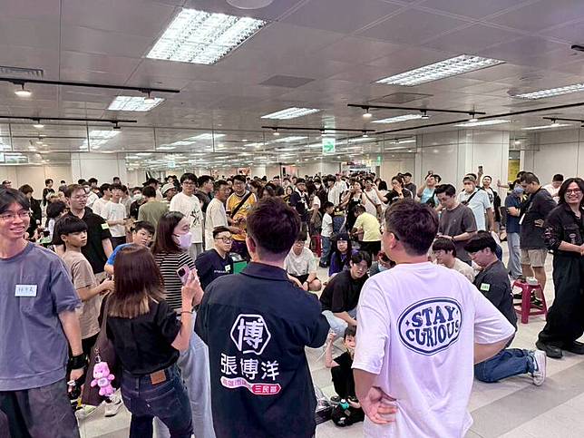 「高雄駅一番街」地下街北站商場擠滿人潮。(記者葛祐豪翻攝)