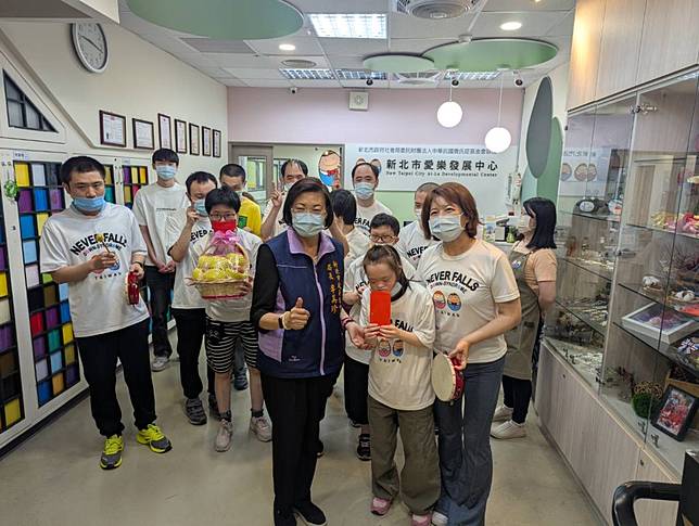 李美珍局長代表侯友宜市長到愛樂發展中心慰問 右為中心主任林爾思。（新北市社會局提供）