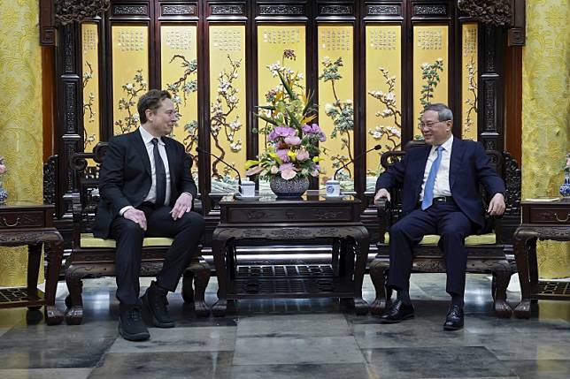 媒體人陳鳳馨指出，特斯拉創辦人兼執行長馬斯克（Elon Musk）此趟拜訪中國國務院總理李強（右），是和中國合演一齣「雙贏」的戲碼。（資料照，美聯社）