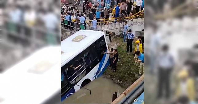 上海公車衝上人行道後墜河　畫面曝光2騎士被撞傷