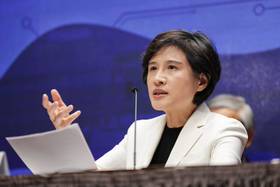 各界關注台美關稅談判進度，行政院副院長鄭麗君 （圖）11日親上火線說明，指台美持續努力磋商，上 週就有兩次視訊會議，目前台灣對等關稅稅率從32% 降至20%的暫時性稅率，但20%並非政府追求的談判 目標，後續將持續爭取更好、更合理稅率，盼符合民 眾與產業界期望，也會儘速赴國會說明談判進度。 中央社記者裴禛攝　114年8月11日