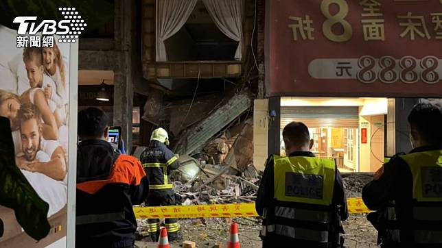 19日晚間10時左右，北市文昌街某老宅發生地板坍塌情況。（圖／TVBS）