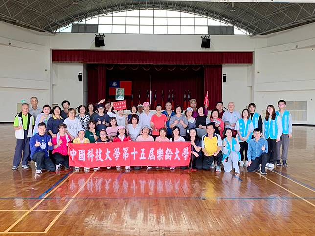 中國科大樂齡大學為長輩們作體適能檢測，完整記錄個人化數據及分析銀髮族體適能健康狀況。（記者彭新茹攝)
