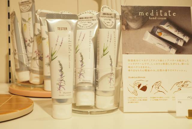 
<p>現場試用護手霜後也發現非常好推不黏膩。</p><p>
</p><p>
</p><p>
<b>collex</b></p><p>
</p><p>
店鋪位置｜LUMINE 1 ／5F</p><p>
營業時間｜平日 11:00 ～ 21:30 ／ 假日10:30 ～ 21:30</p><p>
<a href=