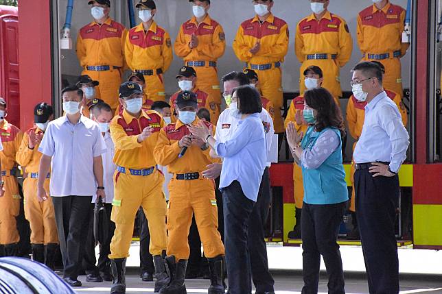 蔡英文總統今（17）日在內政部長徐國勇的陪同下，前往南投視察「內政部消防署消防訓練中心」。   圖：內政部提供