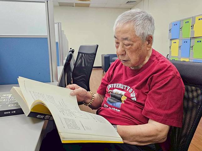 李富城時常在研究所內讀書。(照片/游定剛拍攝)