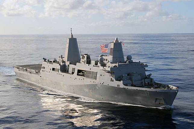 美國海軍「聖安東尼奧號」（USS San Antonio）兩棲船塢登陸艦今日通過台海。（Wikipedia / Public Domain）