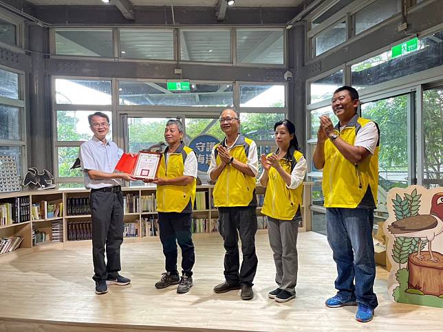 宜蘭縣無尾港水環境巡守隊榮獲環保署評核優良級水環境巡守隊，水保處簡任技正邱國書親自前往頒獎表揚。（宜縣環保局提供）