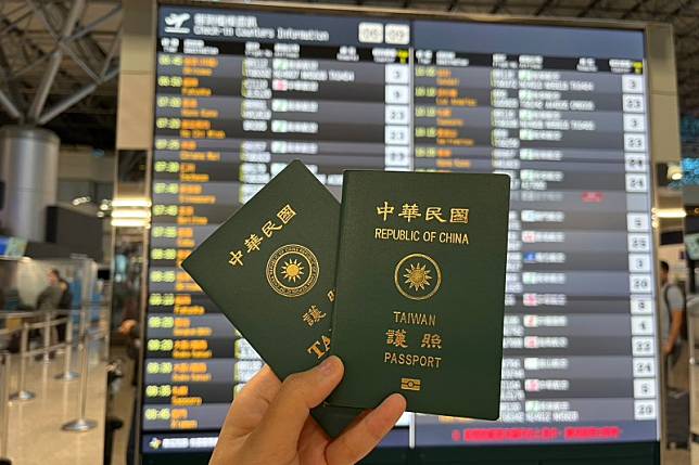 許多人常在出國旅遊時拍攝機票、登機證等上傳社群平台。（示意圖／李艾庭攝）