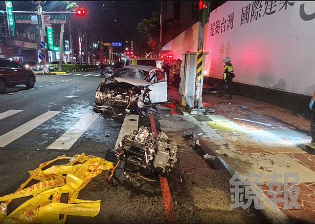 白色轎車失控撞擊路口紅綠燈桿，車禍現場滿地油漬碎片。桃園市消防局提供