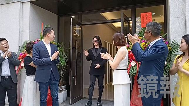 彰化氣溫中午直飆36度，日本知名男公關羅蘭一身長袖黑西裝出席開幕活動，成為網友熱議話題。畫面授權threads comics0923