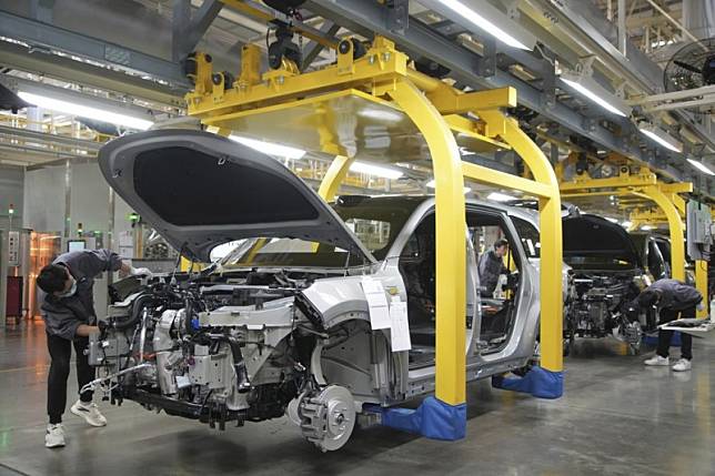 2024年3月27日。一名工人在中國理想汽車位於中國東部江蘇省常州的一家汽車工廠組裝一輛SUV。（美聯社）